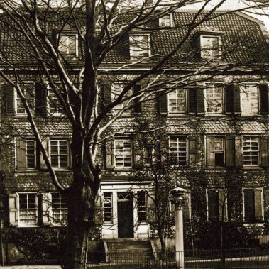 Das Wohnhaus der Familie Elise und Friedrich Engels in Wuppertal-Barmen, Bruch 173. Aufnahme von 1915. Das Haus wurde 1943 bei einem Bombenangriff zerstört. (Stadtarchiv Wuppertal)