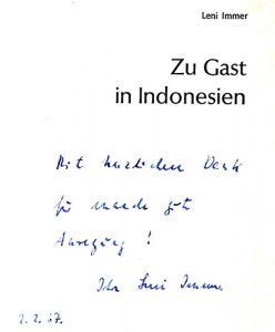 Orginalunterschrift Leni Immer in ihrem Buch 'Zu Gast in Indonesien'