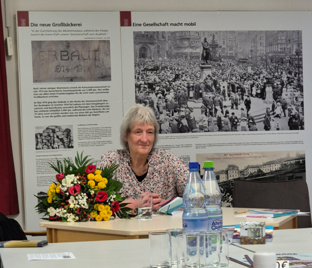 Linda Weißgerber bei ihrer Lesung aus ihrem Buch „Arbeiterfrauen“ in der Konsumgenossenschaft Vorwärts Münzstraße e.V. am 1.3.26 | Foto: Eva Waldschütz