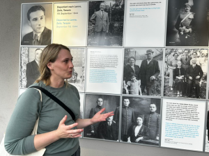 Eva-Maria Krane vor Ausstellungstafeln