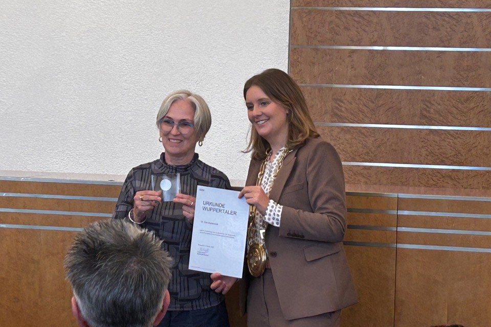 Preisträgerin Dr. Eva Waldschütz und Oberbürgermeisterin Miriam Scherff